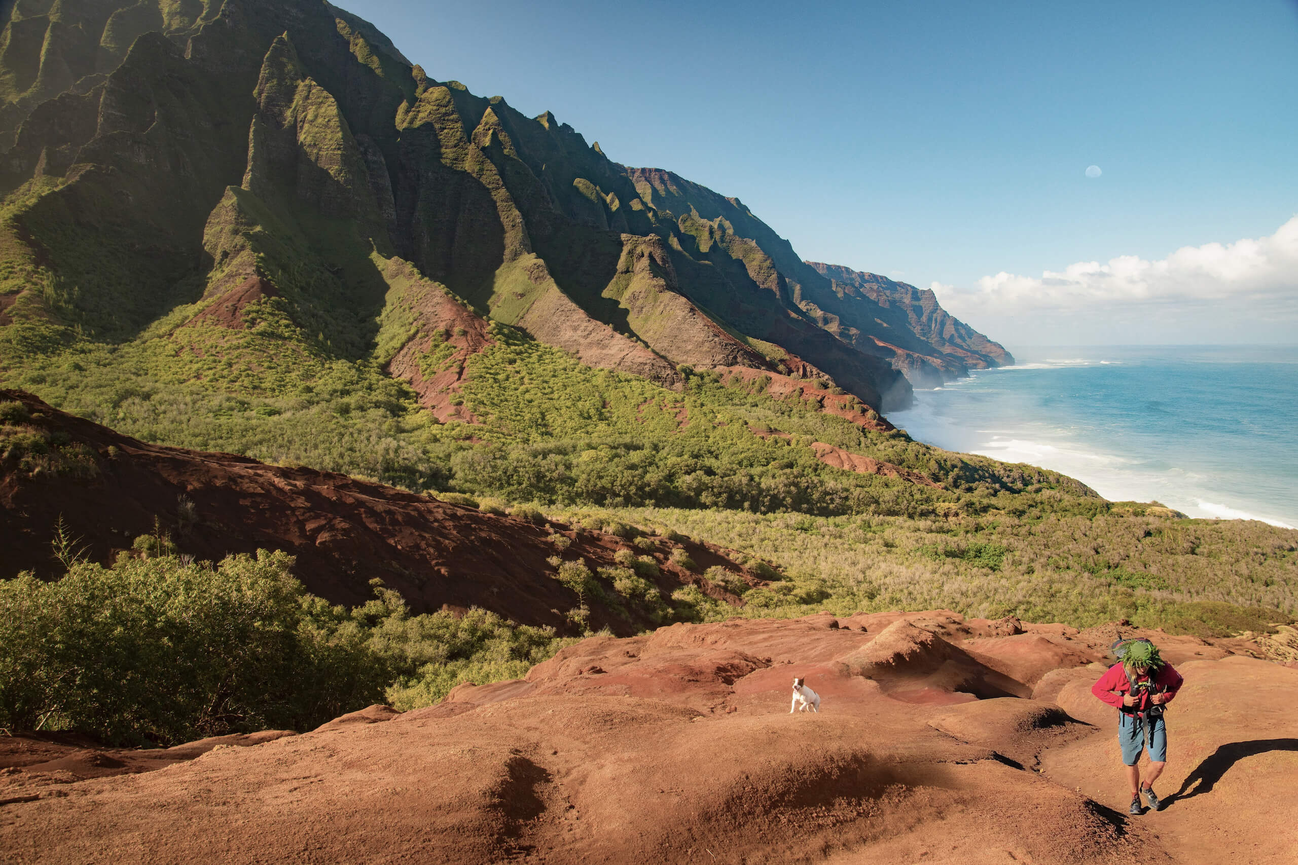 Hiking in Kalalau trail in Hawaii. Photo by Alain Bonnardeaux. The Most Beautiful Hikes in the World.