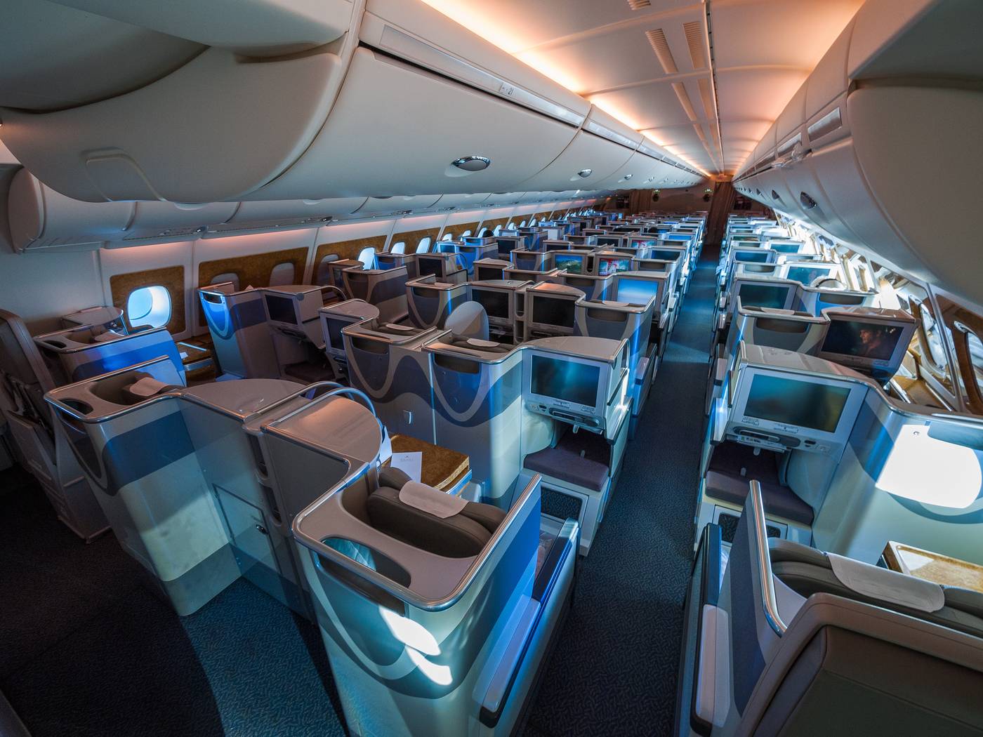 Emirates A380 business class cabins feature Stelia Solstys seats in a 1-2-1 configuration.