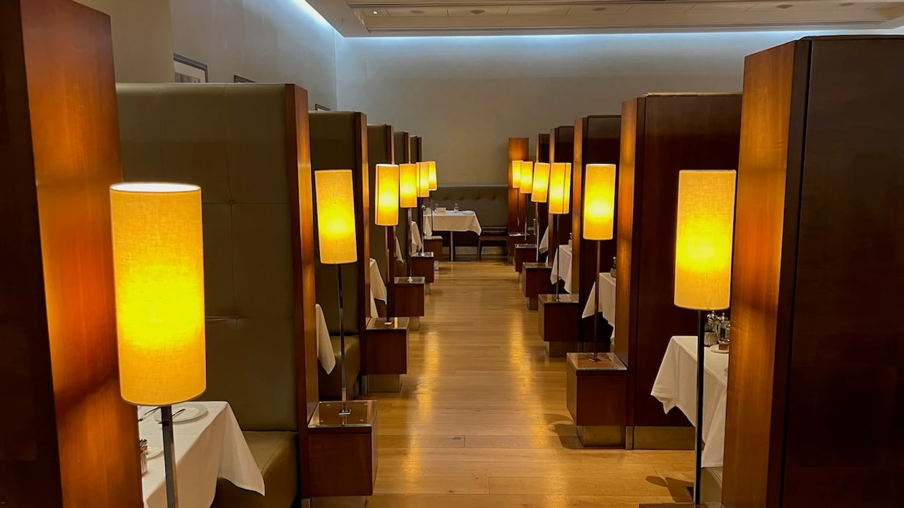 Concorde Dining private booths with high leather partitions and ambient lamps