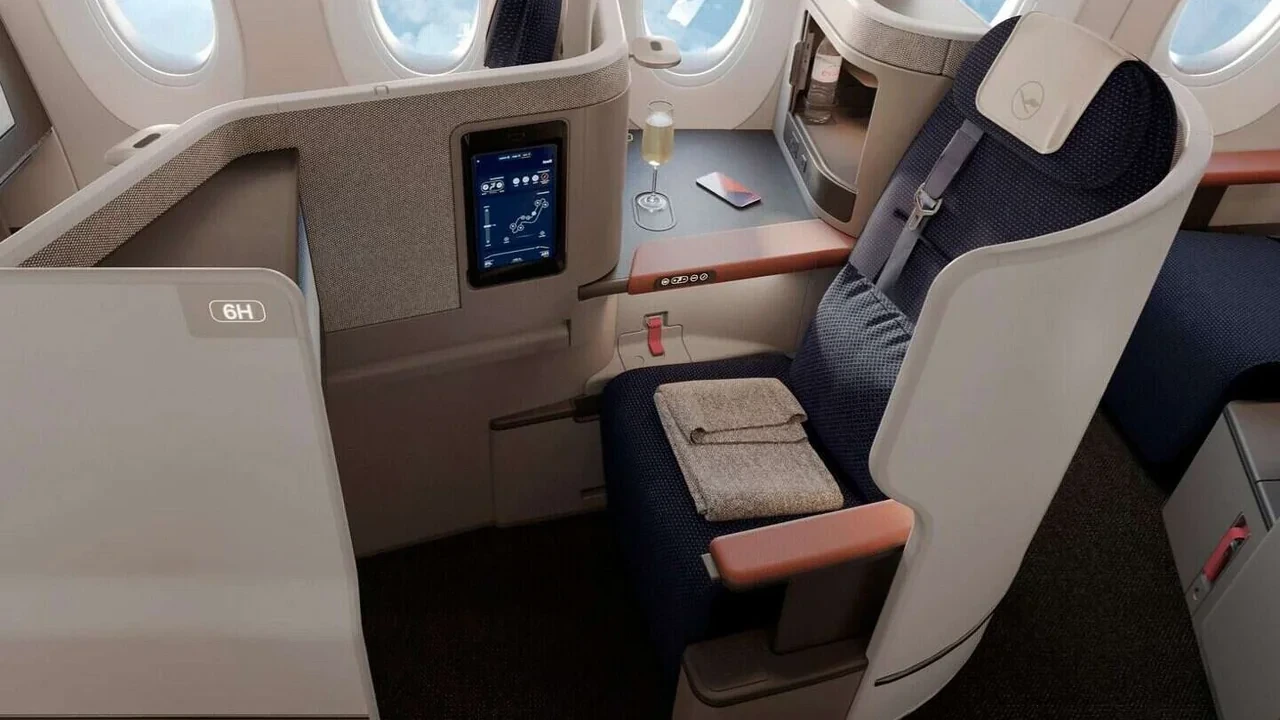 Lufthansa Allegris business class suite with modern privacy features
