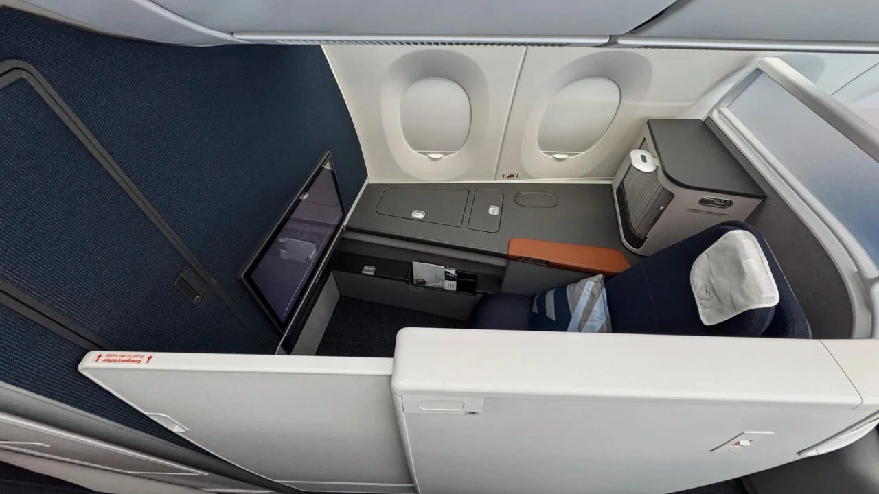 Lufthansa Allegris business class suite with closing door
