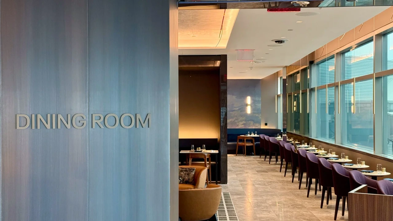 United Polaris Lounge sit-down dining room with table service